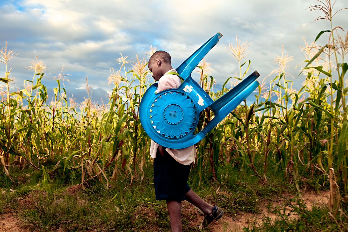 School child heading home. Kuito, Bié.